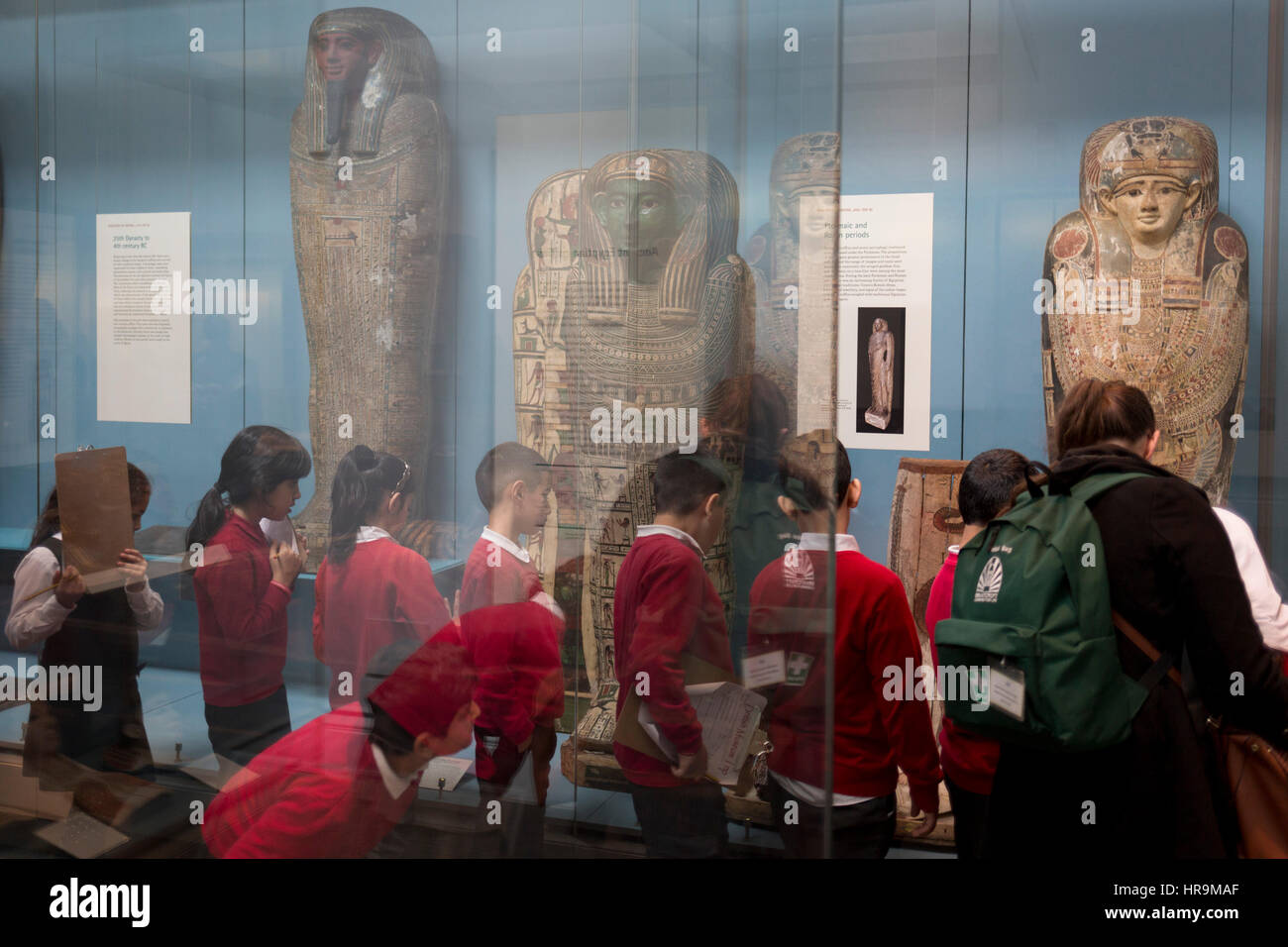 Schülerinnen und Schüler arbeiten an Projekten über Eyptian Mumien im British Museum, am 28. Februar 2017, in London, England. Stockfoto