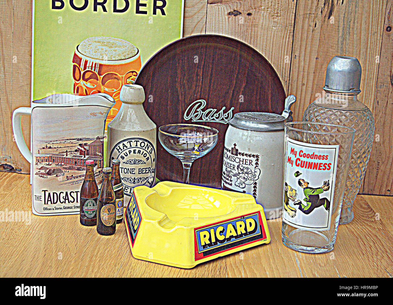 Bric-a-brac - einschließlich alte Erinnerungsstücke aus der Welt des Sports, vintage Comics/Zeitschriften, Krüge, Flaschen, Aschenbecher und andere Objekte. Stockfoto