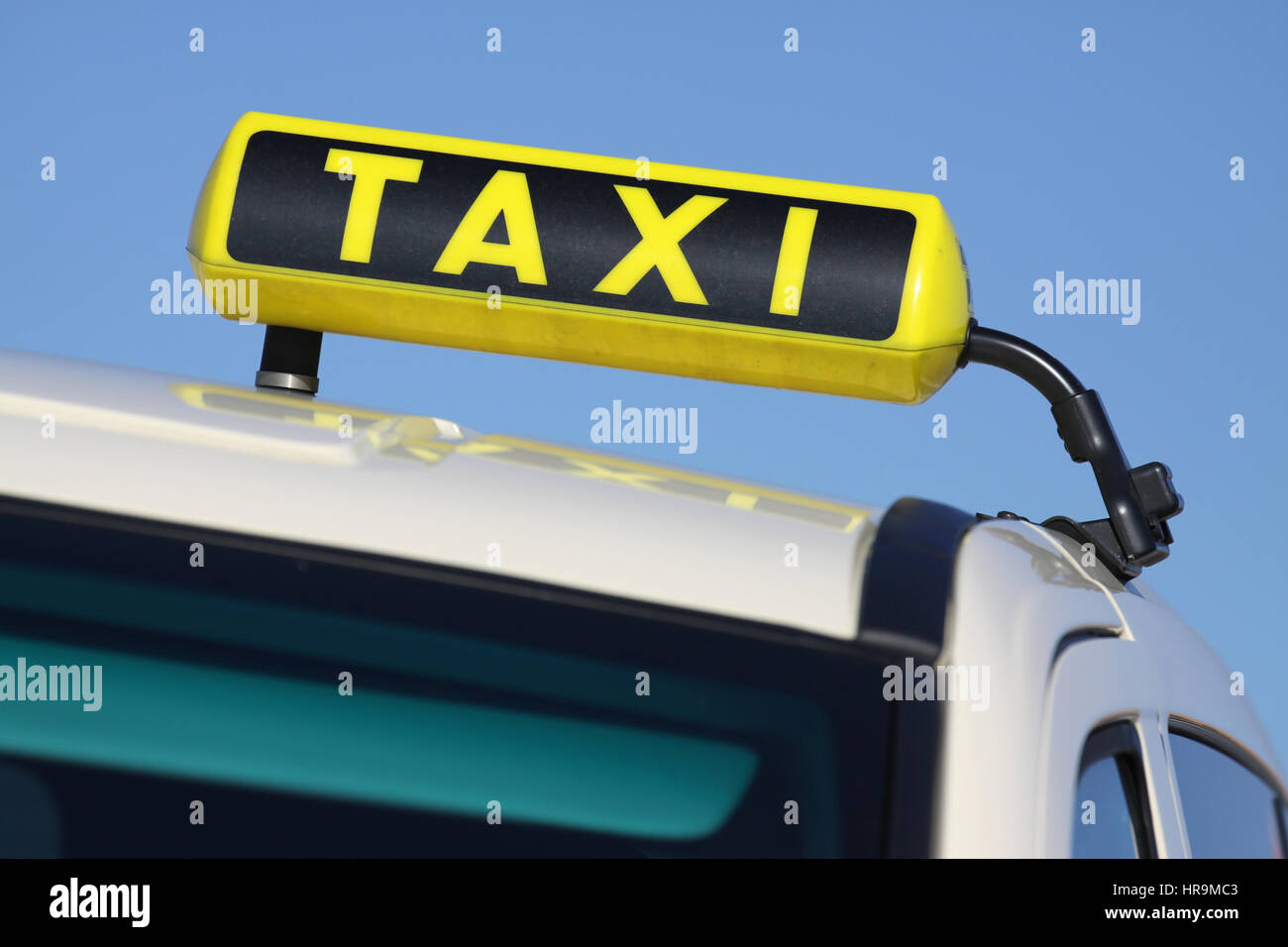 Deutsche Taxischild gegen blauen Himmel Stockfoto