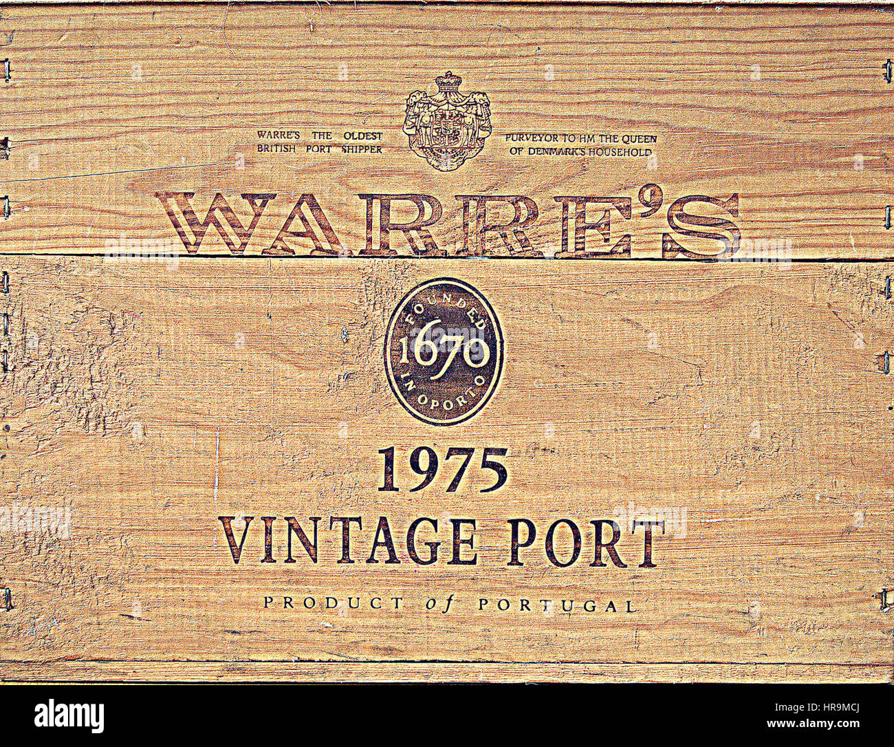 Bric-a-brac - einschließlich alte Erinnerungsstücke aus der Welt des Sports, vintage Comics/Zeitschriften, Krüge, Flaschen, Aschenbecher und andere Objekte. Stockfoto