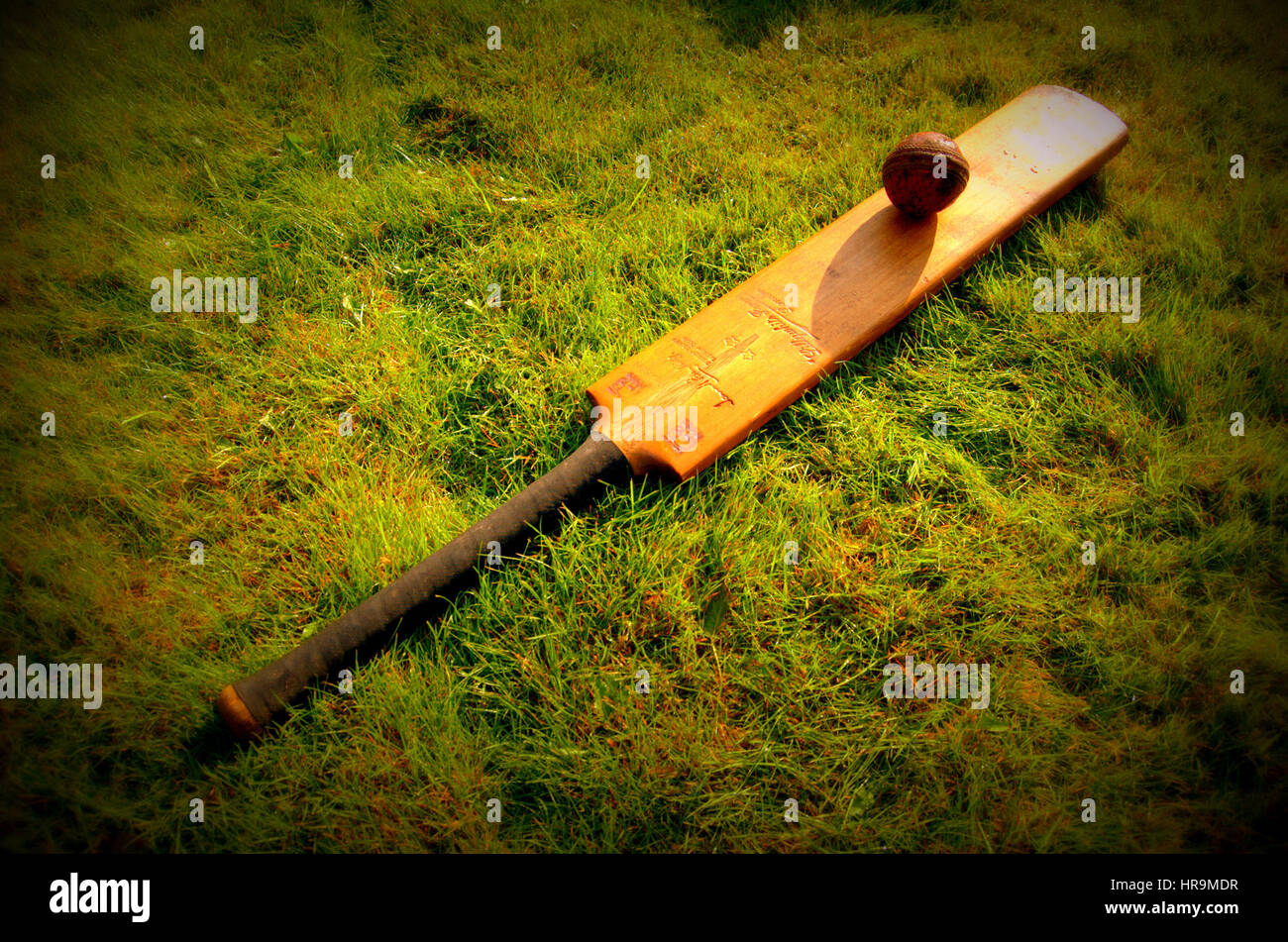 Bric-a-brac - einschließlich alte Erinnerungsstücke aus der Welt des Sports, vintage Comics/Zeitschriften, Krüge, Flaschen, Aschenbecher und andere Objekte. Stockfoto