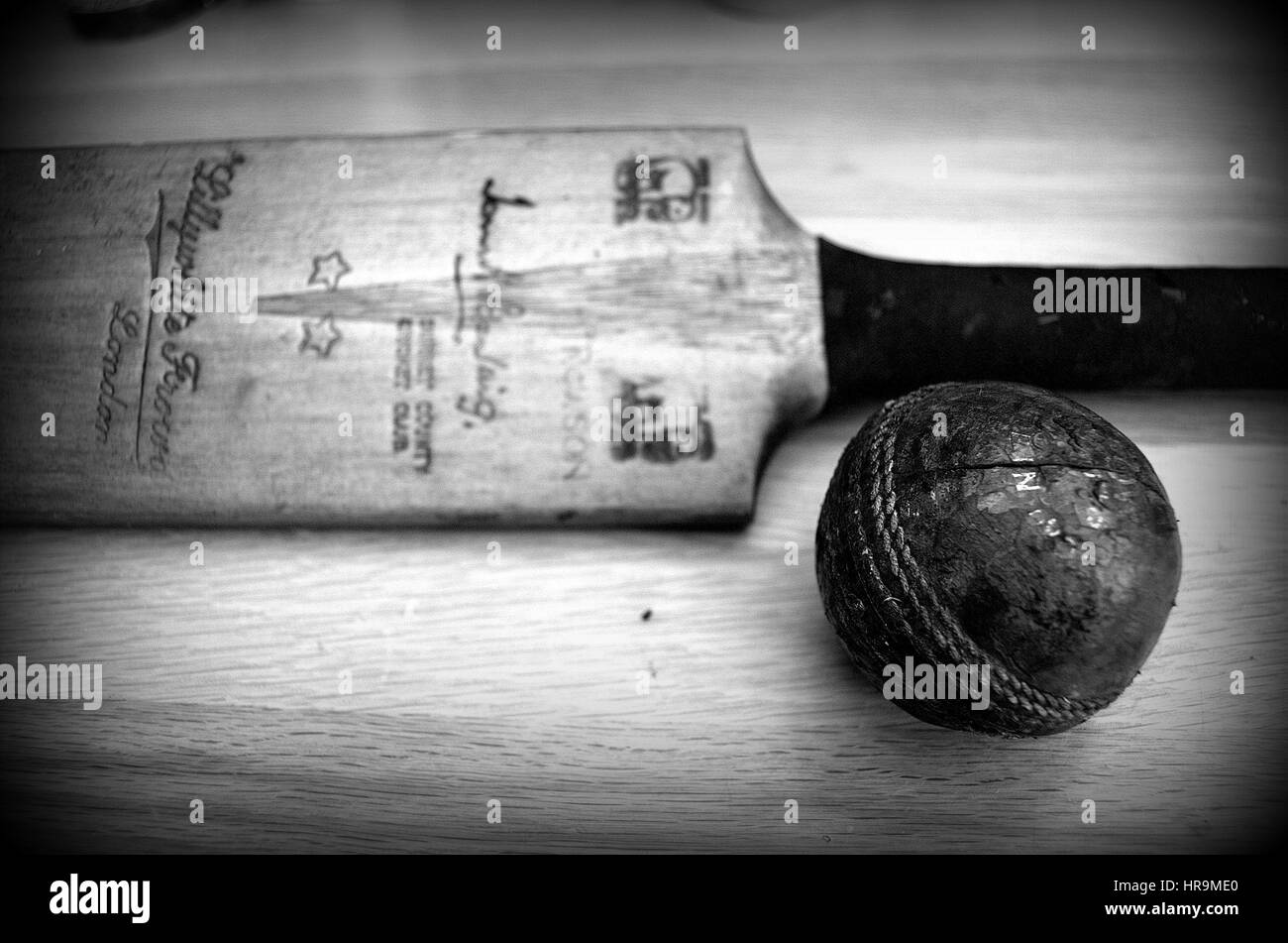 Bric-a-brac - einschließlich alte Erinnerungsstücke aus der Welt des Sports, vintage Comics/Zeitschriften, Krüge, Flaschen, Aschenbecher und andere Objekte. Stockfoto