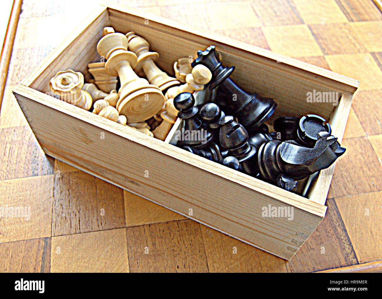 Bric-a-brac - einschließlich alte Erinnerungsstücke aus der Welt des Sports, vintage Comics/Zeitschriften, Krüge, Flaschen, Aschenbecher und andere Objekte. Stockfoto