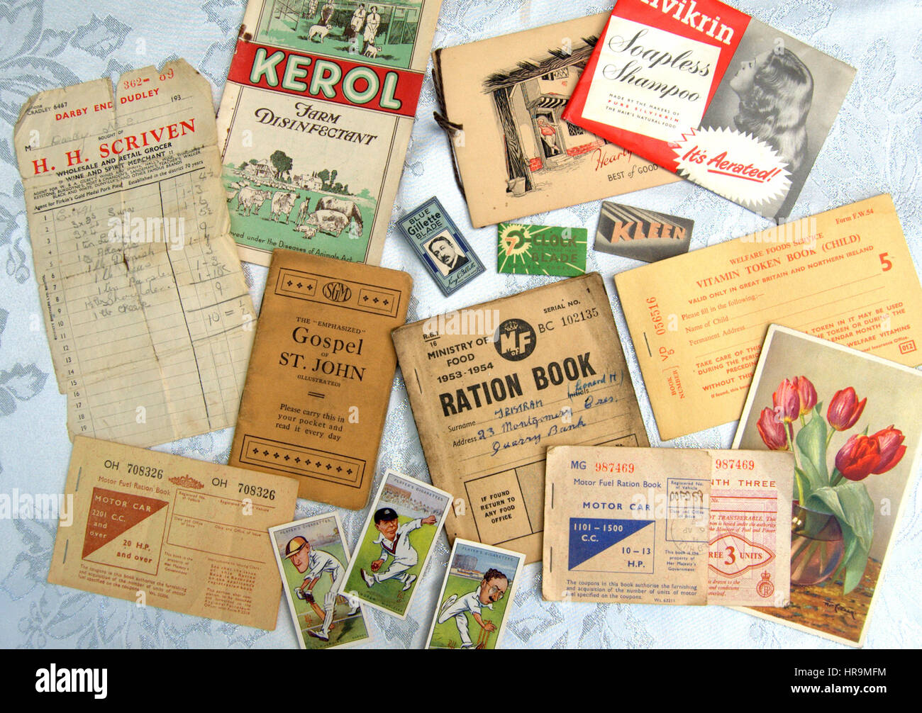 Bric-a-brac - einschließlich alte Erinnerungsstücke aus der Welt des Sports, vintage Comics/Zeitschriften, Krüge, Flaschen, Aschenbecher und andere Objekte. Stockfoto