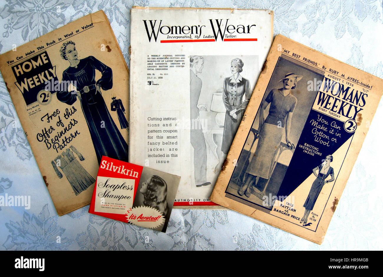 Bric-a-brac - einschließlich alte Erinnerungsstücke aus der Welt des Sports, vintage Comics/Zeitschriften, Krüge, Flaschen, Aschenbecher und andere Objekte. Stockfoto