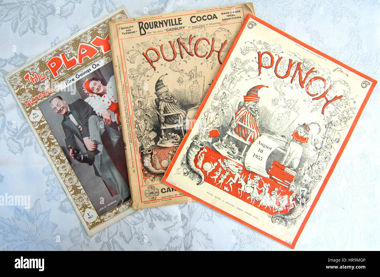 Bric-a-brac - einschließlich alte Erinnerungsstücke aus der Welt des Sports, vintage Comics/Zeitschriften, Krüge, Flaschen, Aschenbecher und andere Objekte. Stockfoto