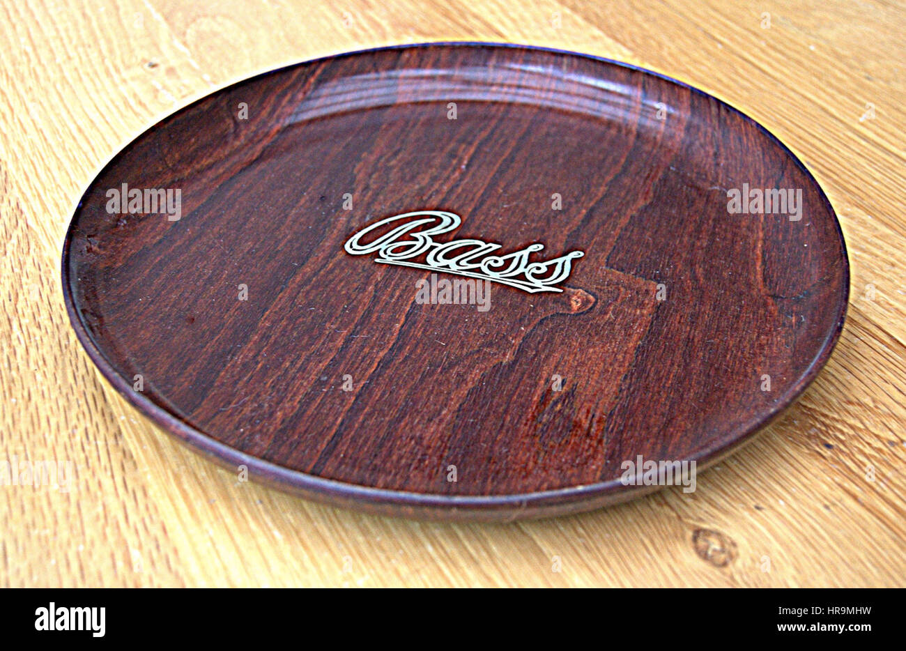 Bric-a-brac - einschließlich alte Erinnerungsstücke aus der Welt des Sports, vintage Comics/Zeitschriften, Krüge, Flaschen, Aschenbecher und andere Objekte. Stockfoto