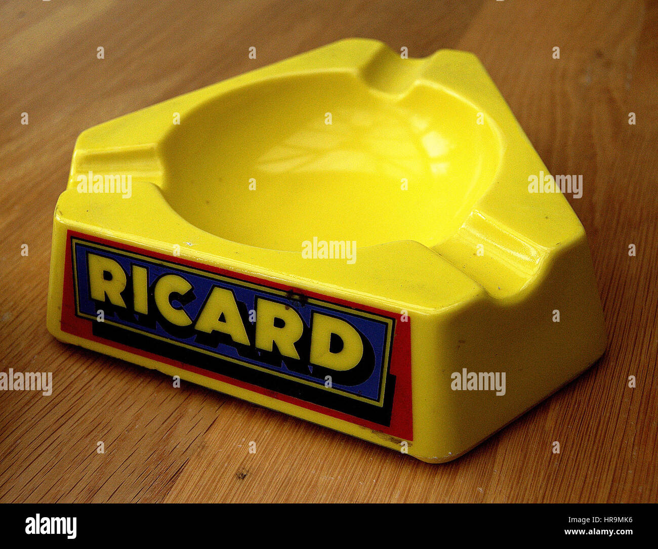 Bric-a-brac - einschließlich alte Erinnerungsstücke aus der Welt des Sports, vintage Comics/Zeitschriften, Krüge, Flaschen, Aschenbecher und andere Objekte. Stockfoto