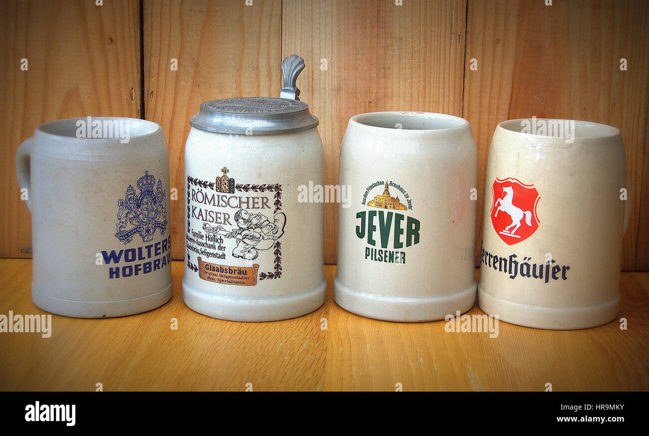 Bric-a-brac - einschließlich alte Erinnerungsstücke aus der Welt des Sports, vintage Comics/Zeitschriften, Krüge, Flaschen, Aschenbecher und andere Objekte. Stockfoto