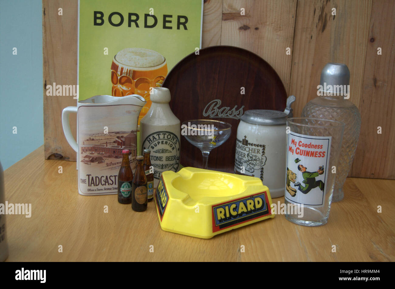 Bric-a-brac - einschließlich alte Erinnerungsstücke aus der Welt des Sports, vintage Comics/Zeitschriften, Krüge, Flaschen, Aschenbecher und andere Objekte. Stockfoto