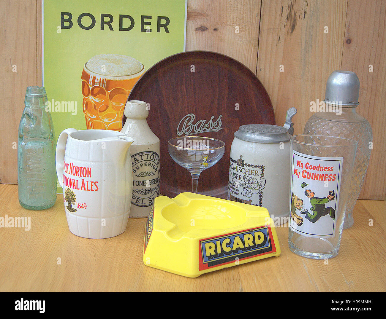 Bric-a-brac - einschließlich alte Erinnerungsstücke aus der Welt des Sports, vintage Comics/Zeitschriften, Krüge, Flaschen, Aschenbecher und andere Objekte. Stockfoto