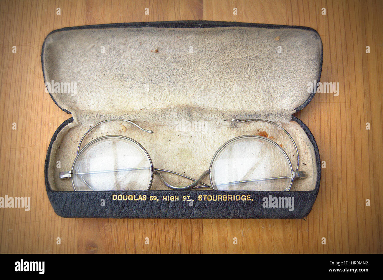 Bric-a-brac - einschließlich alte Erinnerungsstücke aus der Welt des Sports, vintage Comics/Zeitschriften, Krüge, Flaschen, Aschenbecher und andere Objekte. Stockfoto