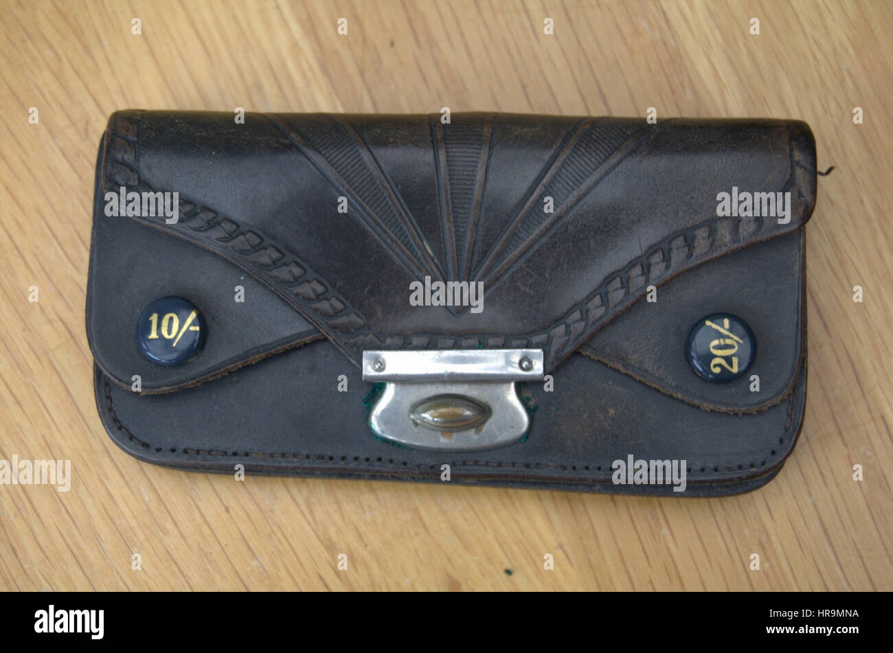 Bric-a-brac - einschließlich alte Erinnerungsstücke aus der Welt des Sports, vintage Comics/Zeitschriften, Krüge, Flaschen, Aschenbecher und andere Objekte. Stockfoto