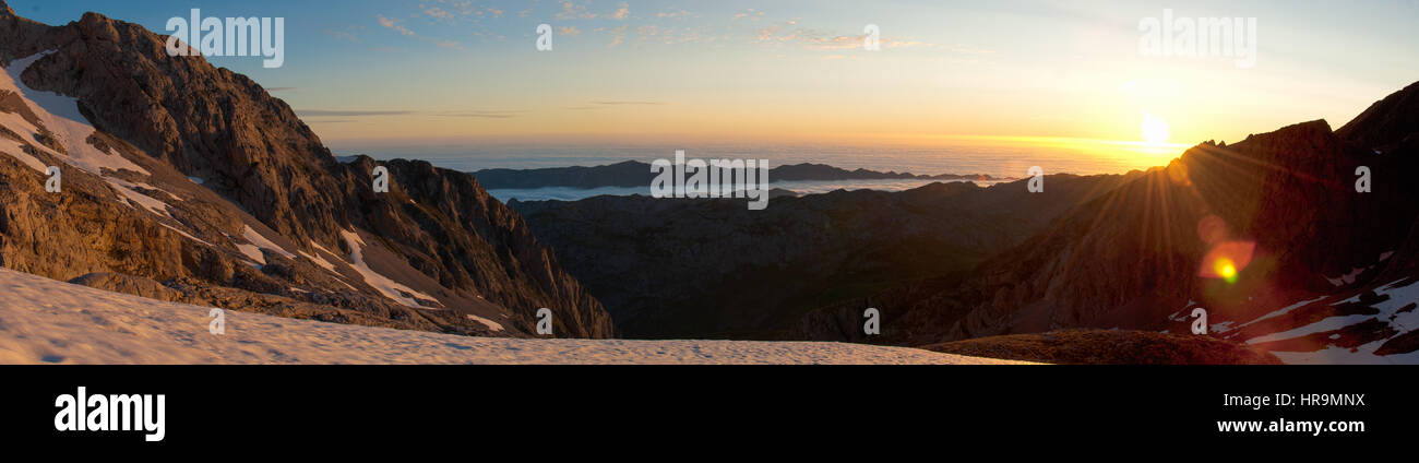 Sonnenaufgang von der Schutzhütte des Urriellu in Picos de Europa Stockfoto