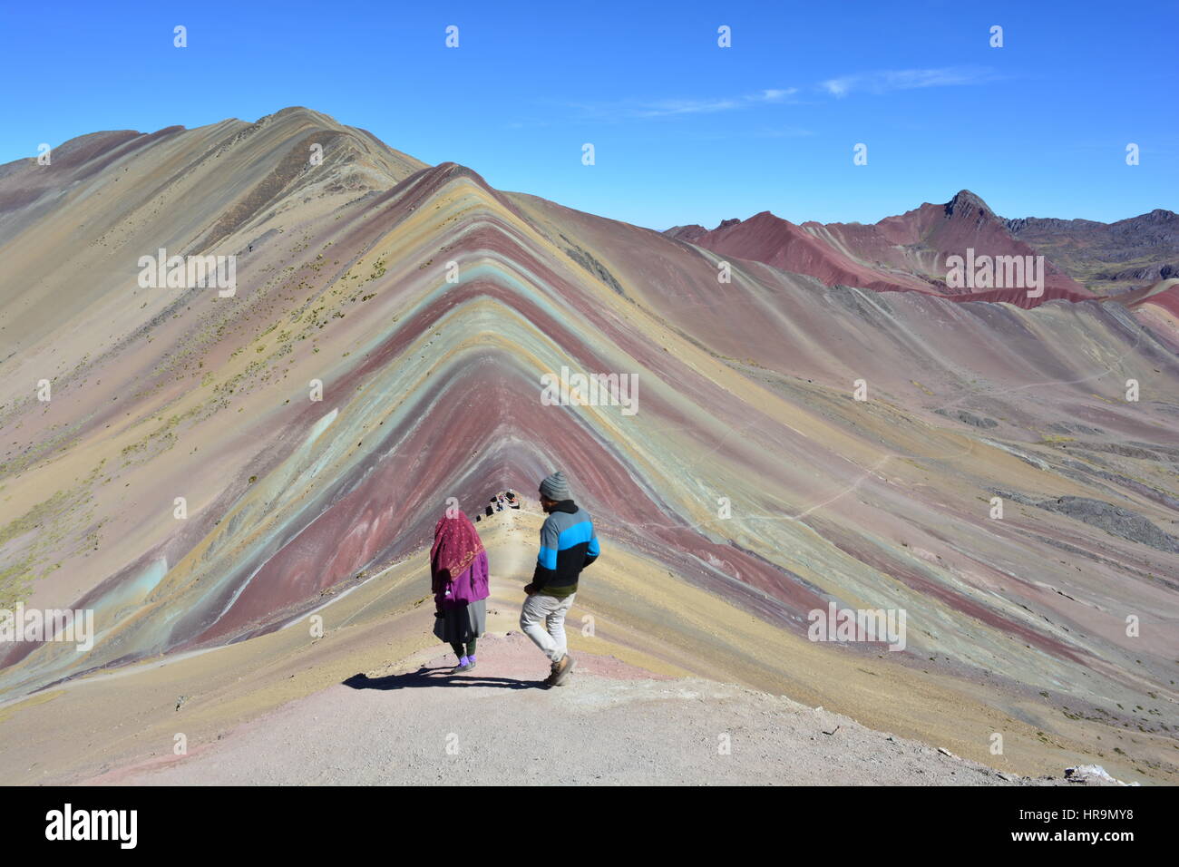 Peruanische paar Wandern Cerro Colorado - aka Rainbow Mountain der Vinicunca - in der Region von Cusco, Peru Stockfoto