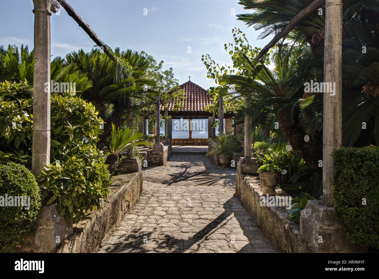 Üppige Vegetation, befestigten Durchgang und ein Pavillon im Arboretum Trsteno, Kroatien. Stockfoto