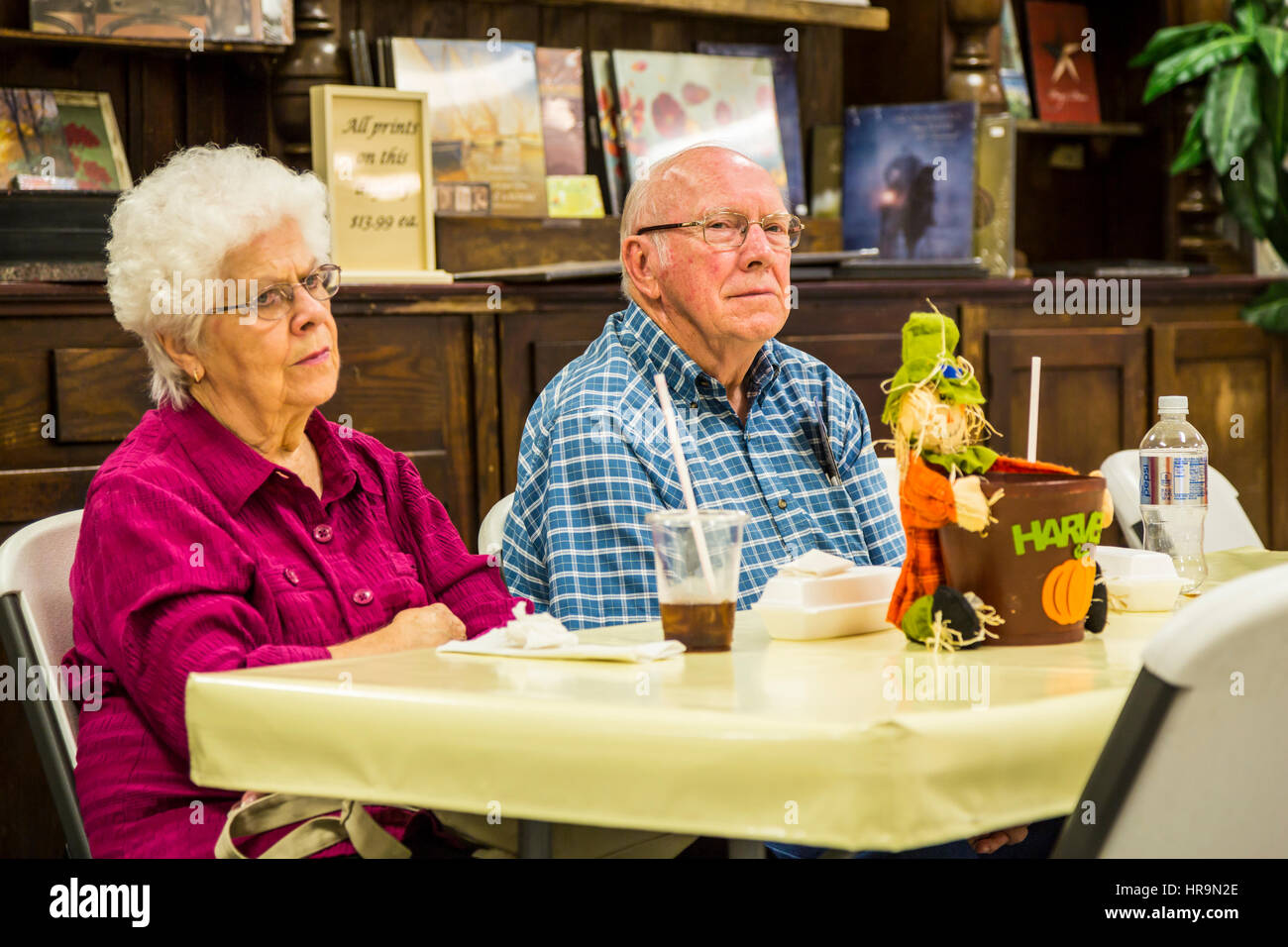 Senioren mit Erfrischungen an einem kleinen Fotokiosk in der Nähe von Walnut Creek, Ohio, USA. Stockfoto