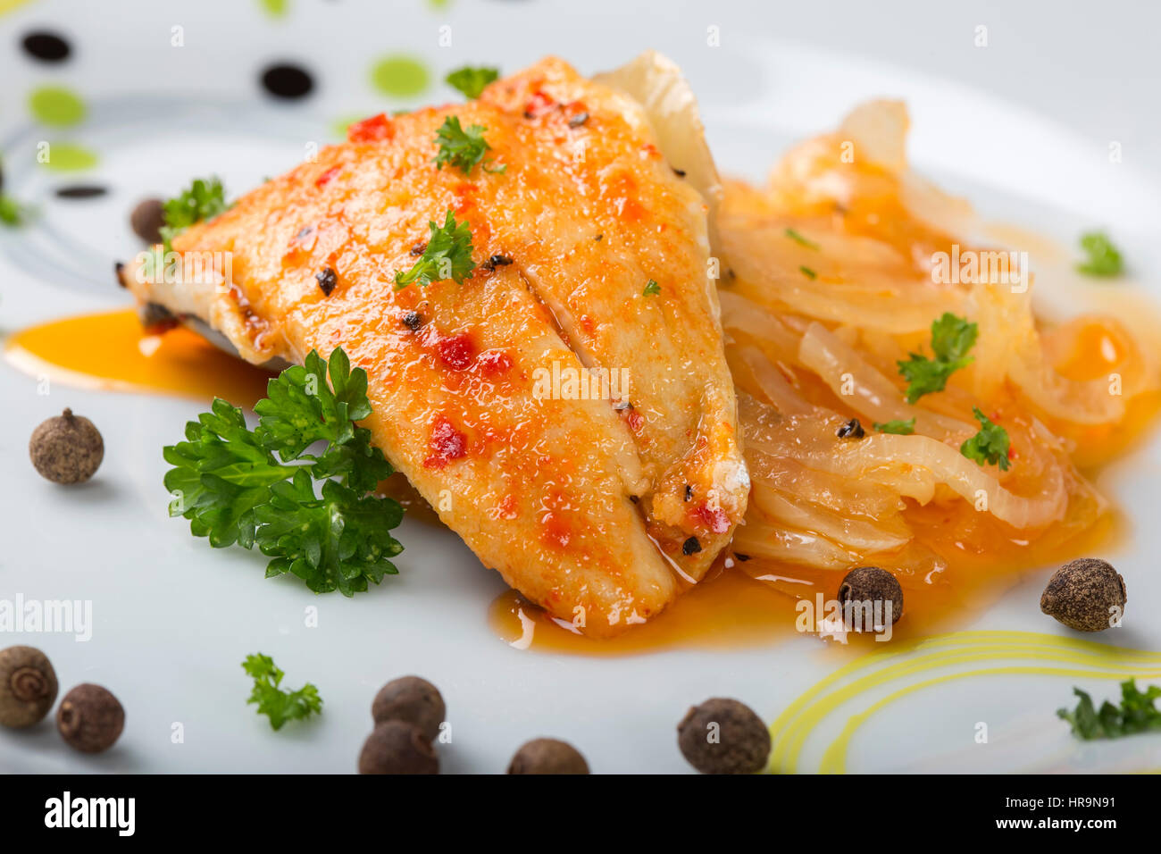 Nahaufnahme von marinierten Fisch mit Kräutern auf Platte Stockfoto