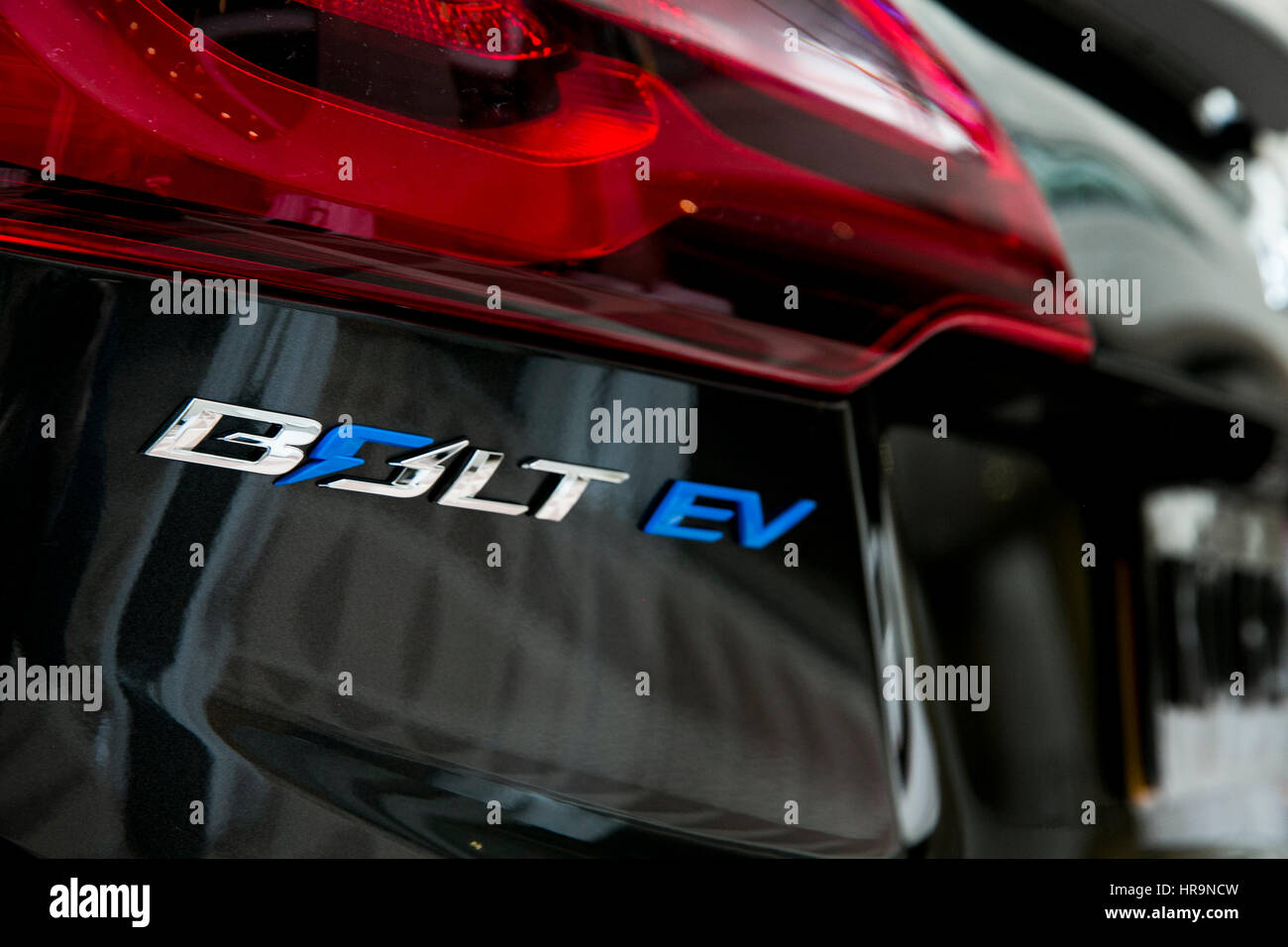 Ein Logo-Emblem auf einem 2017 Chevrolet "Chevy" Bolt EV-Elektro-Auto. Stockfoto