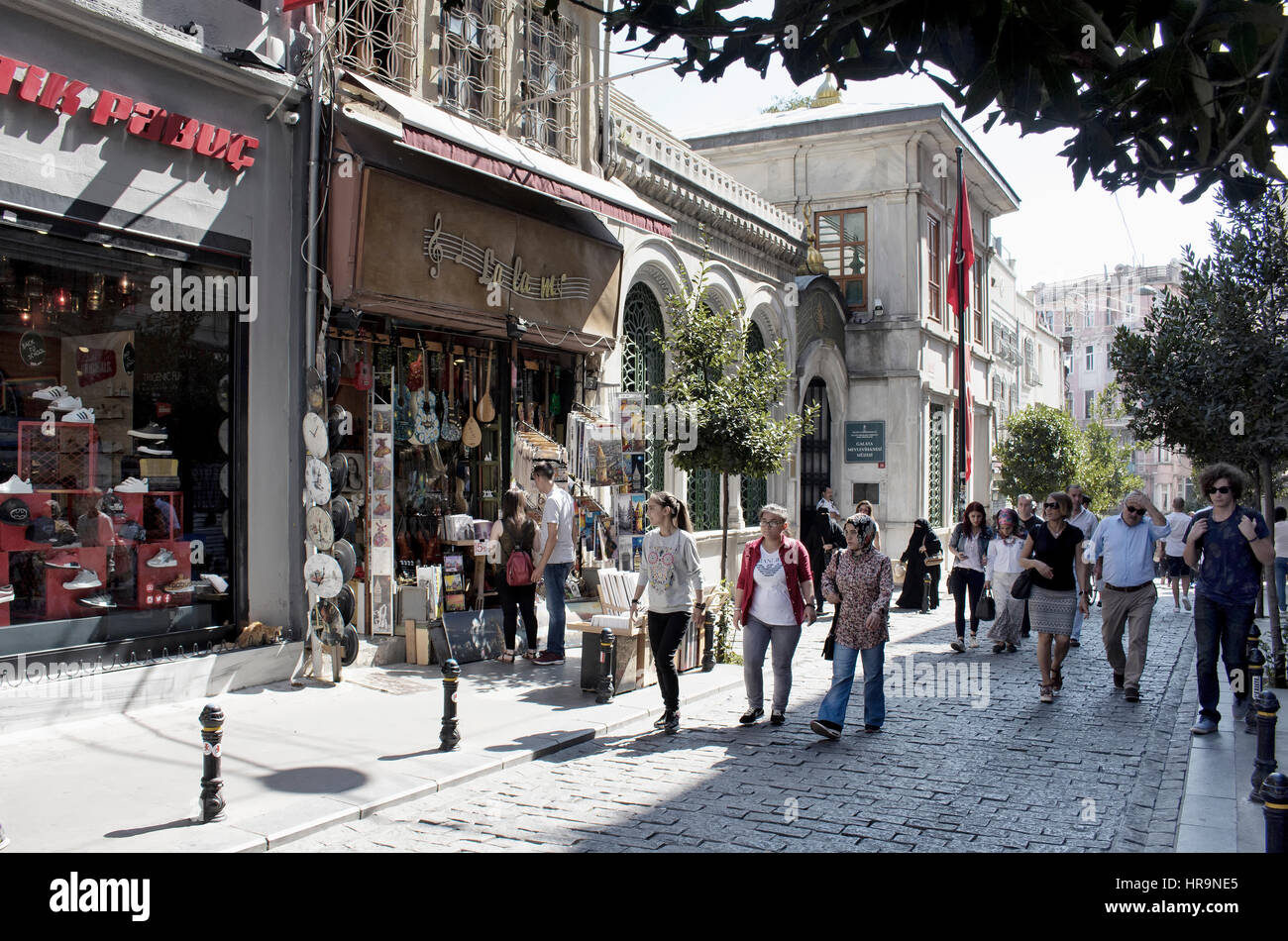 Einheimische und Touristen zu Fuß auf Galip Dede Straße auf dem Weg der Galata-Turm in Beyoglu Stadtteil von Istanbul. Musik und Sneaker Shops sind in t Stockfoto