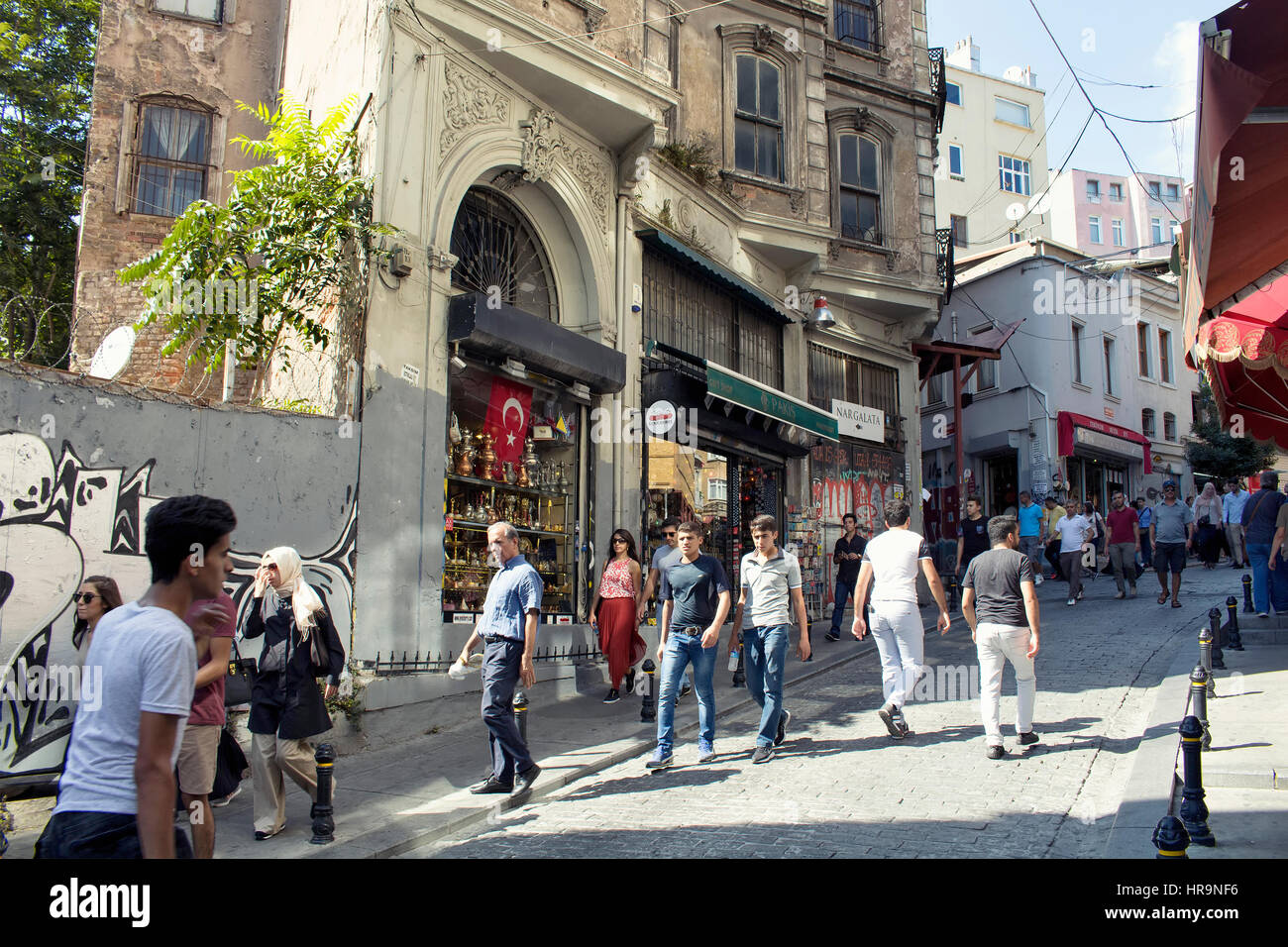Einheimische und Touristen zu Fuß auf Galip Dede Straße auf dem Weg der Galata-Turm in Beyoglu Stadtteil von Istanbul. Souvenir-Shops sind in der Ansicht. Stockfoto