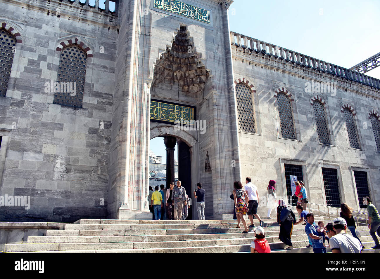 Einheimische und Touristen gehen und in blau (Sultanahmet) Moschee in Istanbul. Bekannte Website gebaut im Jahre 1616 & mit seinem Gründer Grab. Stockfoto