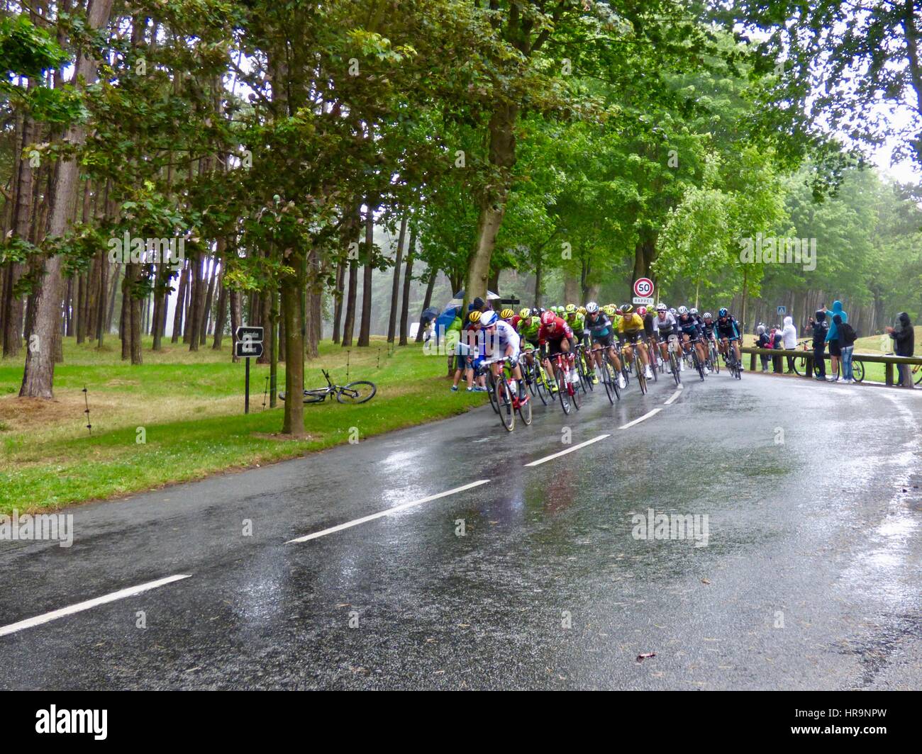 Tour de France 2015, Stufe 5, kämpft Hauptfeld bei starkem Regen auf der Strecke durch Vimy Ridge, kanadische WWI Memorial, Frankreich auf Kurs zu halten. Stockfoto