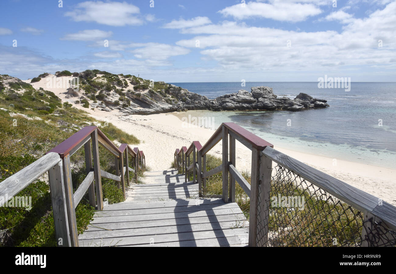 Boardwalk Strandaufgang mit indischen Ozean Aussicht, Dünen und auf Rottnest Island in Westaustralien zu Tage tretenden Kalkstein. Stockfoto