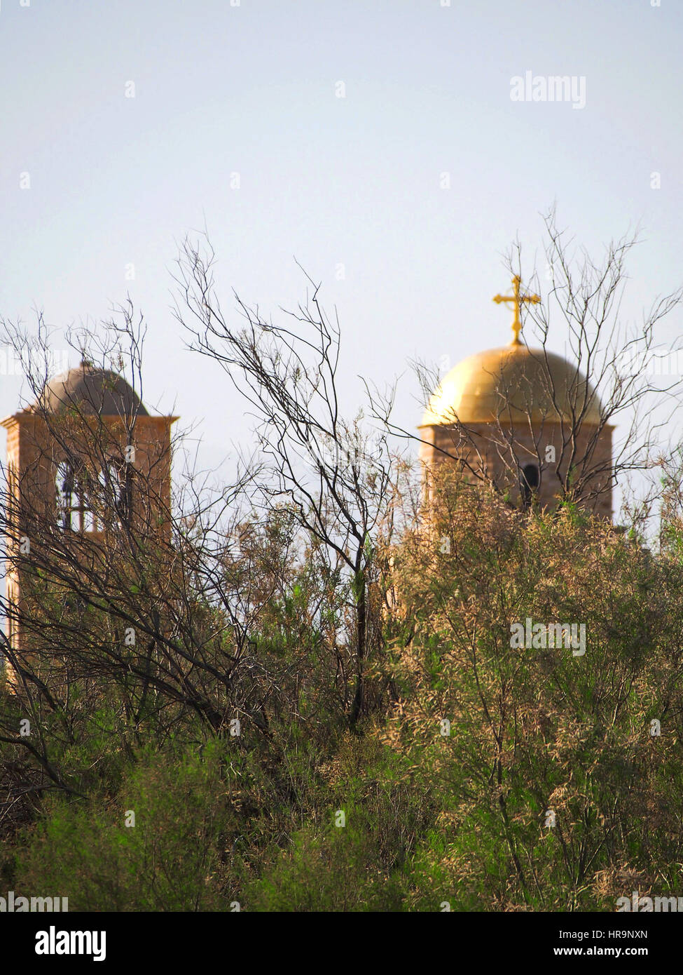 Die Goldhaube und Kreuz einer orthodoxen Kirche auf die heilige Stätte von Bethanien jenseits des Jordan. Stockfoto