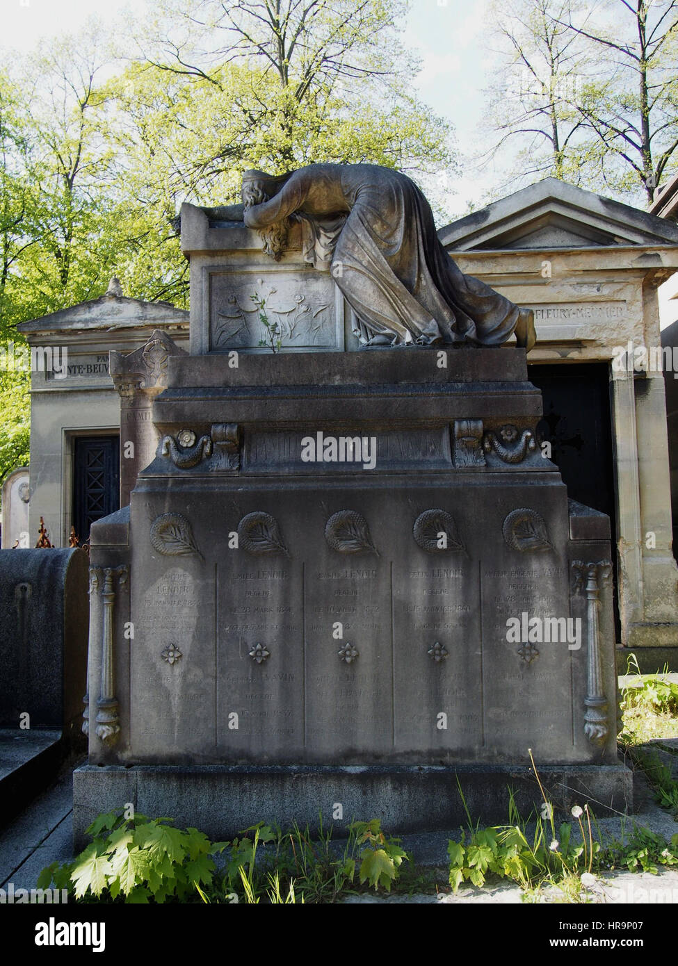 Eine aufwendige Statue auf einem Grab im Friedhof Pere Lachaise in Paris, Frankreich. Stockfoto