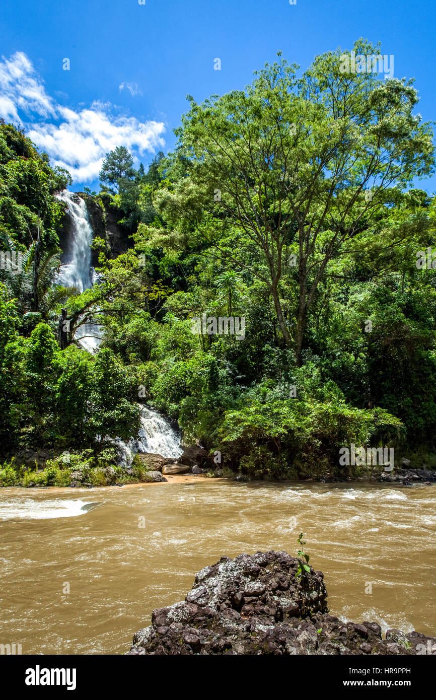 Ein Wasserfall namens Bambalu, dessen Wasser auf den Bambalu-Fluss in Bambalu, Kurra, Tana Toraja, Süd-Sulawesi, Indonesien fällt. Stockfoto