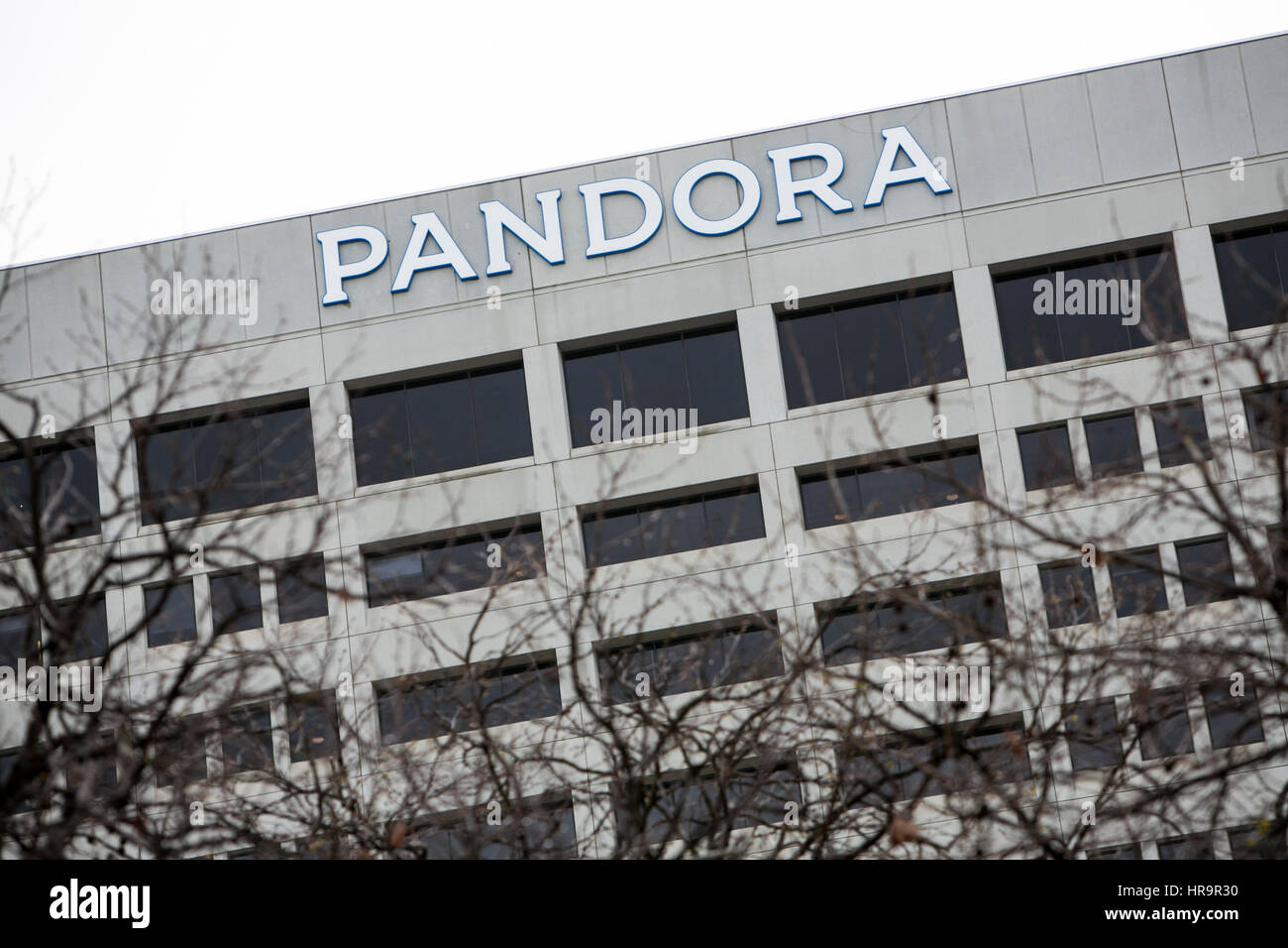 Ein Logo Zeichen außerhalb der Hauptsitz von Pandora Media Inc. in Oakland,  Kalifornien, am 18. Februar 2017 Stockfotografie - Alamy