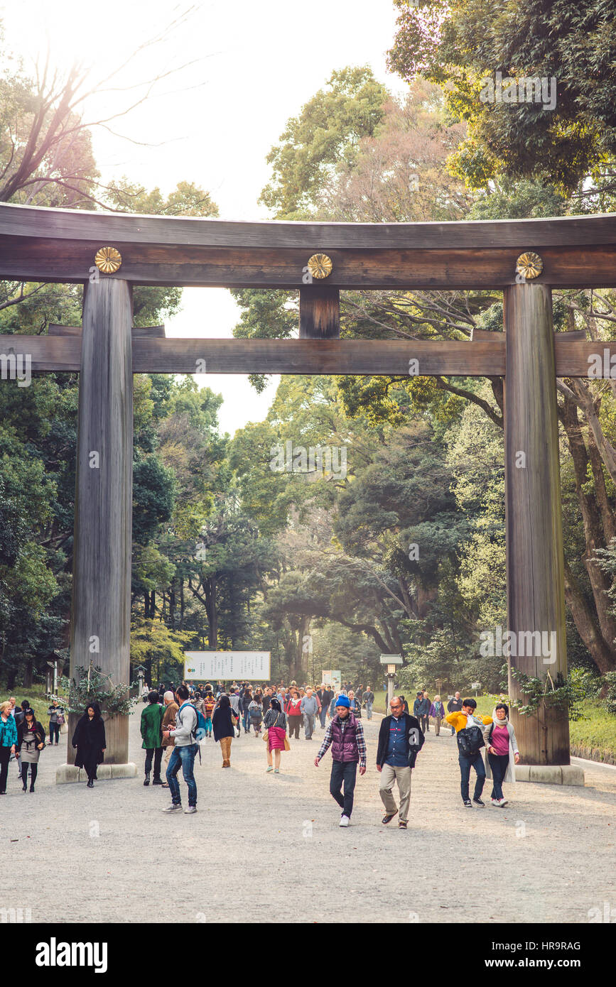 TOKYO, Japan - 31. März: Eingang an der Meiji-jingu Tempel im Zentrum von Tokio, Japan. Stockfoto