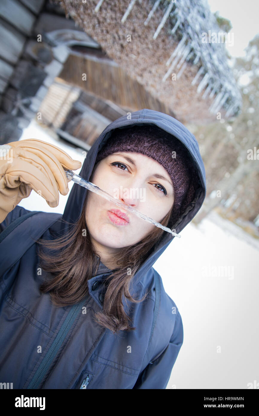 Frau mit Eiszapfen, Schnurrbärte und lustiges Gesicht machen Stockfoto