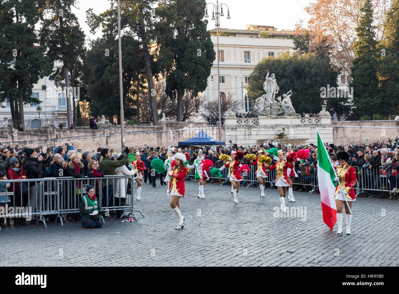 Rom, Italien - 1. Januar 2017: Majoretten und Blaskapelle in den Straßen Musizieren im historischen Zentrum von Rom, Italien Stockfoto