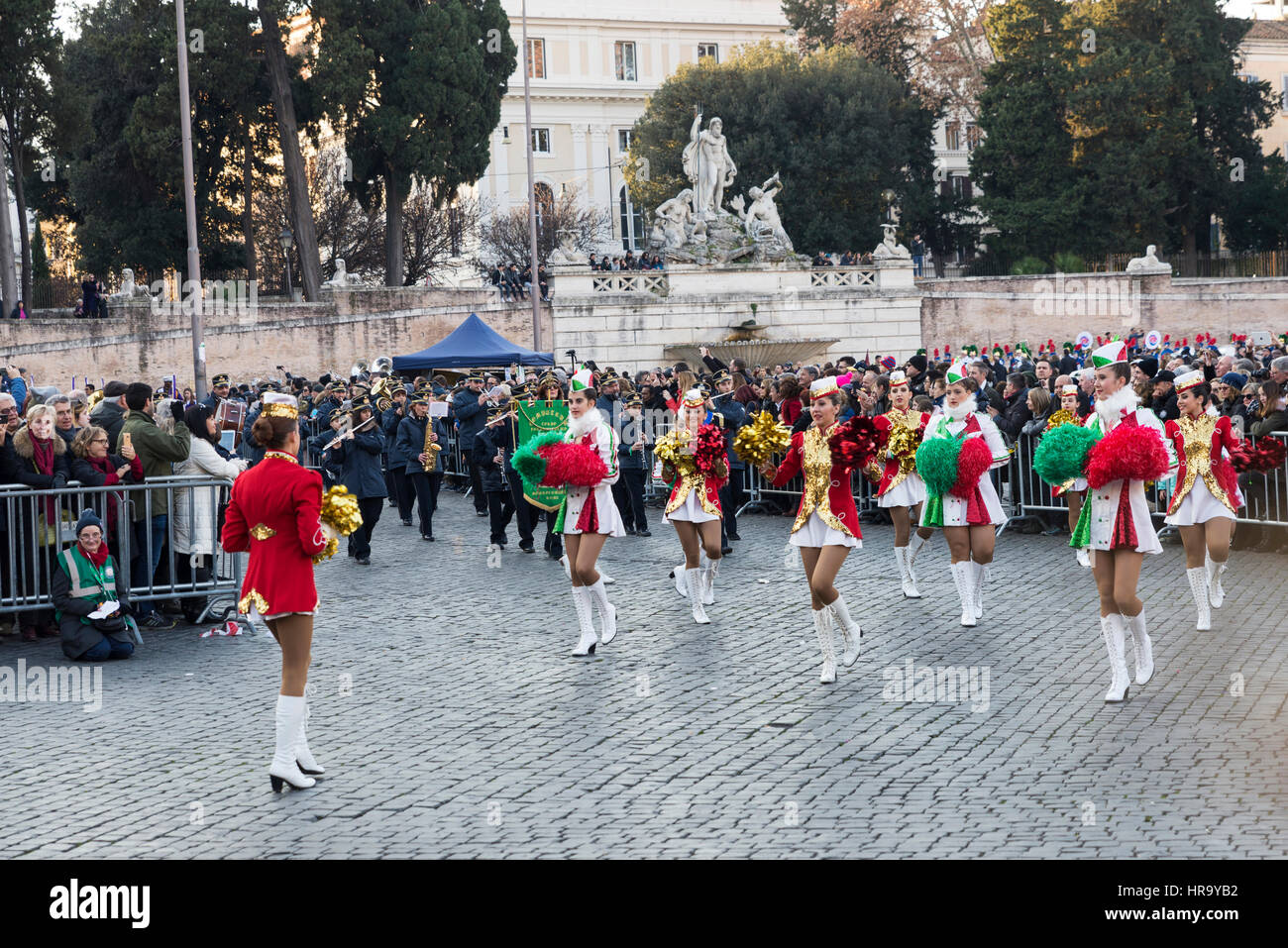 Rom, Italien - 1. Januar 2017: Majoretten und Blaskapelle in den Straßen Musizieren im historischen Zentrum von Rom, Italien Stockfoto