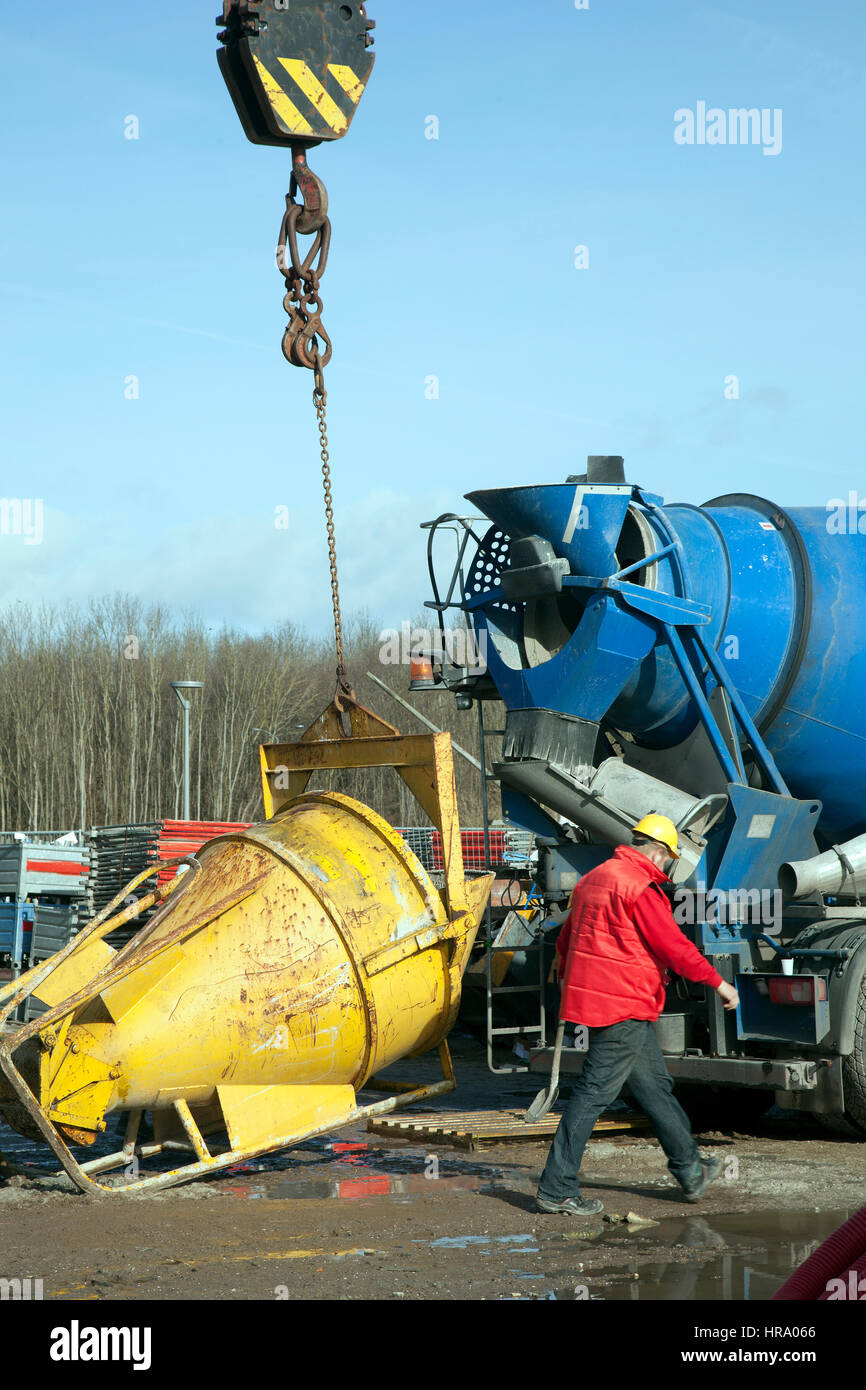 Zement LKW entladen vor Ort Constyruction und blauer Himmel Stockfoto
