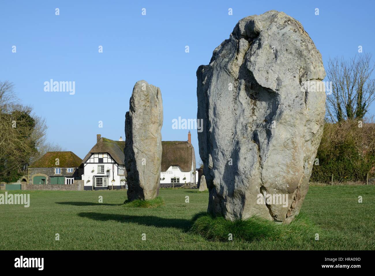 Neolithische Megalithen und Red Lion Pub, Avebury Stone Circle, Wiltshire, UK, Februar 2014. Stockfoto