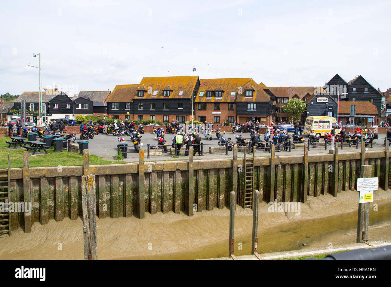 Eine große Gruppe von Motorradfahrern versammelt sich am Strand in Rye, East Sussex Stockfoto