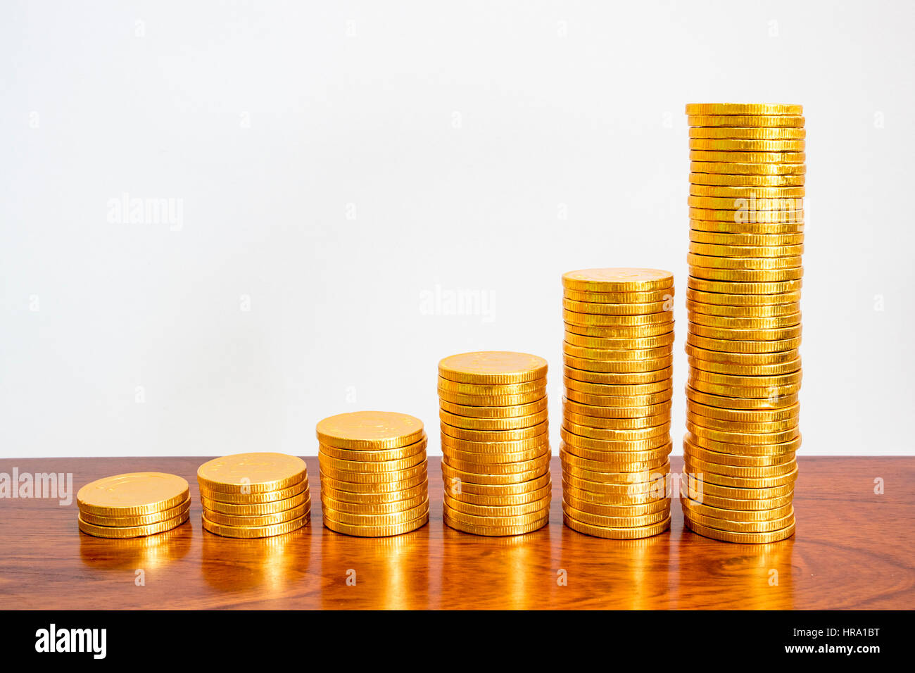gestapelt und Goldmünzen gesammelt: Konzept des Reichtums und der Investitionen Stockfoto
