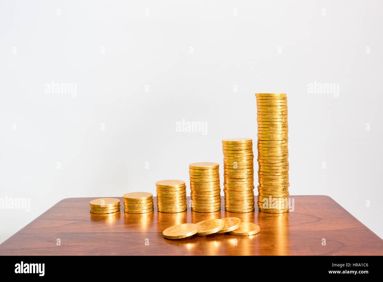 gestapelt und Goldmünzen gesammelt: Konzept des Reichtums und der Investitionen Stockfoto