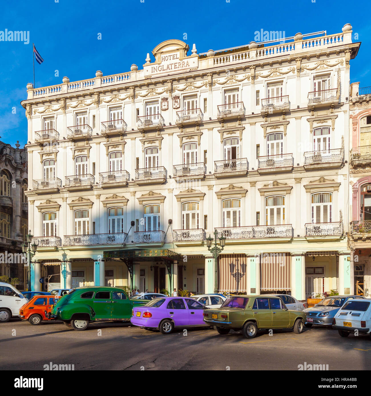 Havanna, Kuba - 2. April 2012: Kubaner Fuß durch die Straßen der Altstadt in der Nähe von Hotel Inglaterra Stockfoto