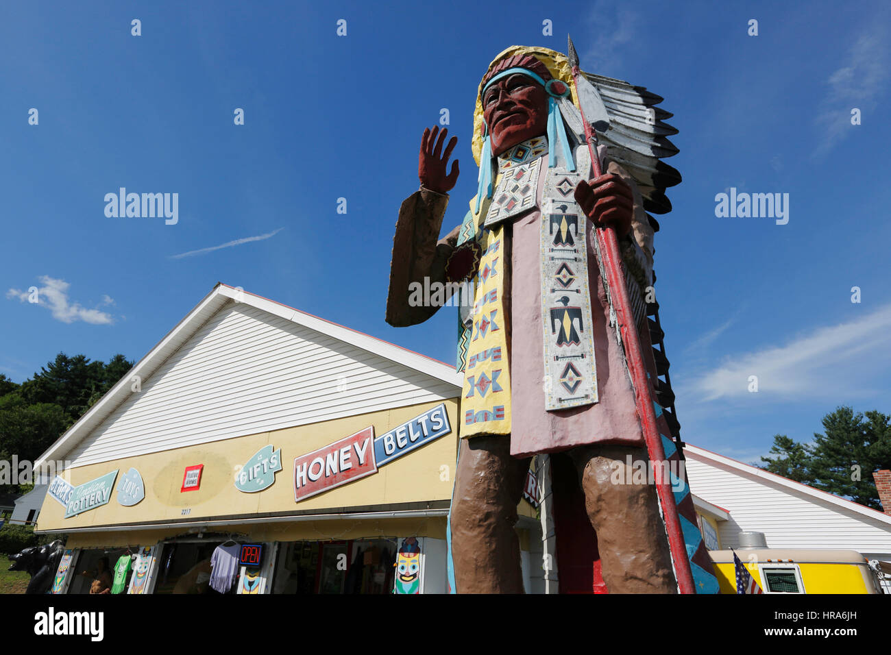 Wooden indischen vor Souvenir-Shop auf Route 2 im Westen von Massachusetts Stockfoto