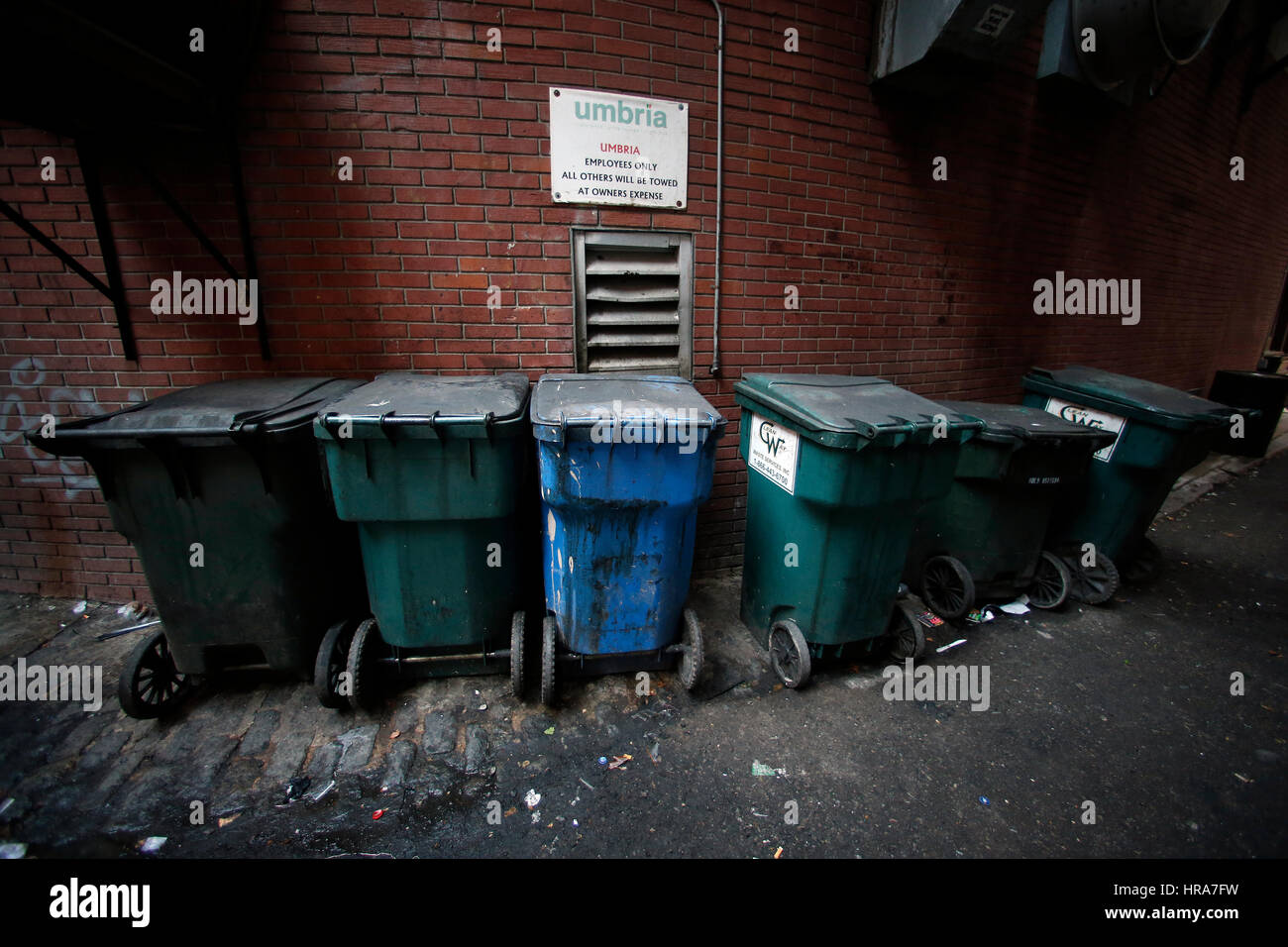 Papierkorb Fässer-Behälter in eine Gasse, Innenstadt entfernt, Boston, Massachusetts Stockfoto