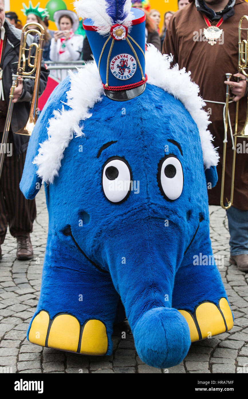 Düsseldorf, Deutschland. 27. Februar 2017. Der blaue Elefant aus der Sendung  Mit der Maus. Karnevalsumzug am Rosenmontag (Rosenmontag) in Düsseldorf,  Nordrhein-Westfalen, Deutschland Stockfotografie - Alamy