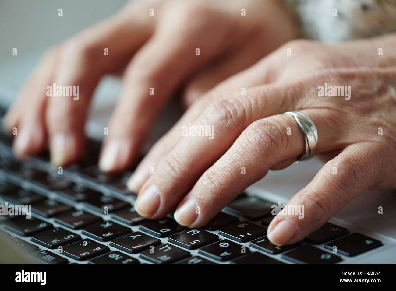 Händen der senior Frau Drücken von Tasten auf Laptop-Tastatur, close-up erschossen Stockfoto