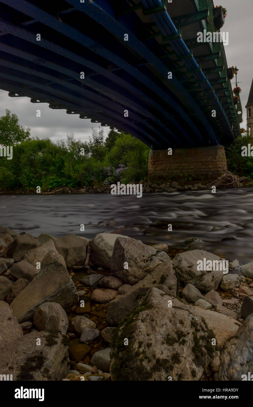 Unter der Brücke, Schottland, Comrie, Fluss, Langzeitbelichtung Stockfoto