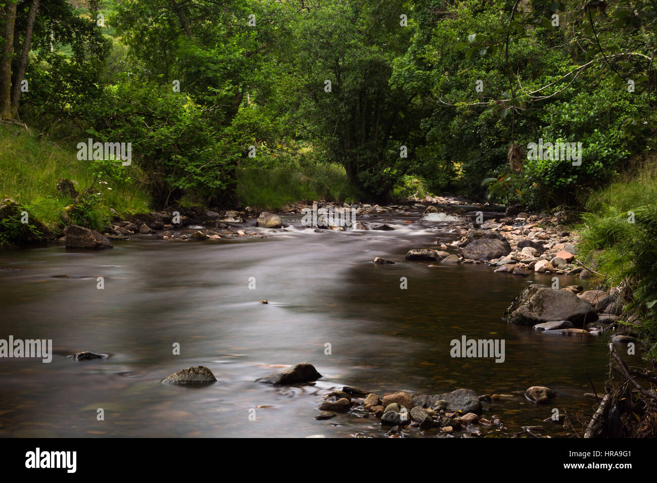 Glatten Fluss Wasser, Comrie, Langzeitbelichtung Stockfoto
