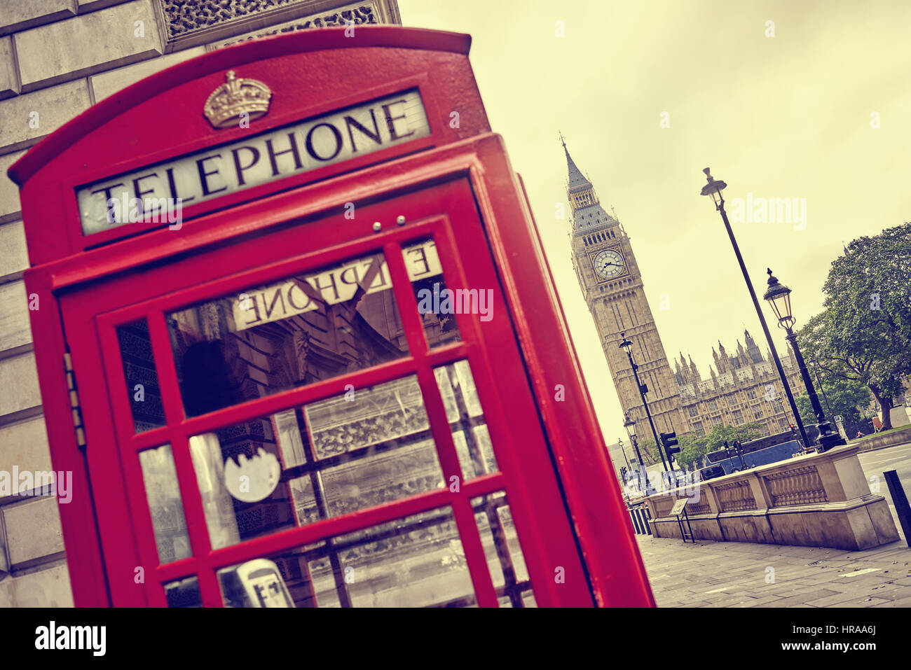 London - Big Ben-Turm und eine rote Telefonzelle Stockfoto