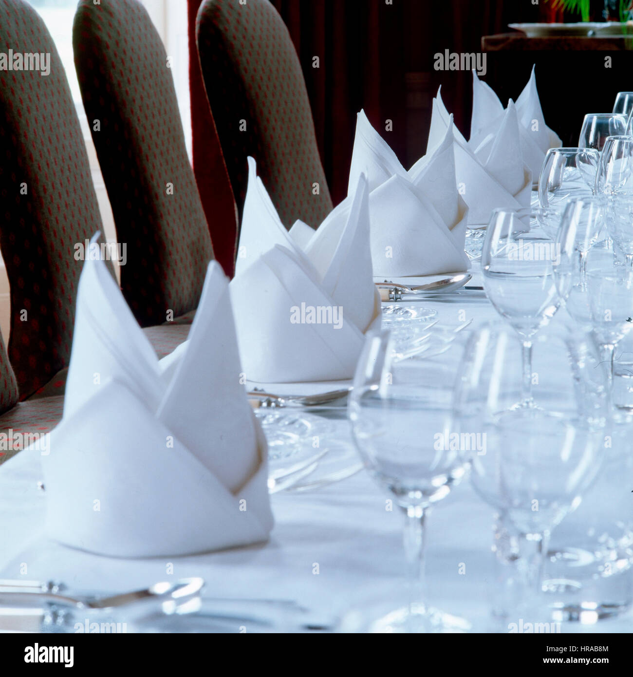 Ein gedeckter Tisch mit gefalteten Servietten. Stockfoto